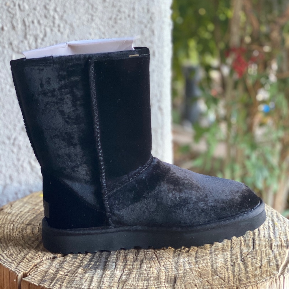 UGG BLACK CLASSIC SHORT VELVET SIZE 7 - Picture 1 of 7